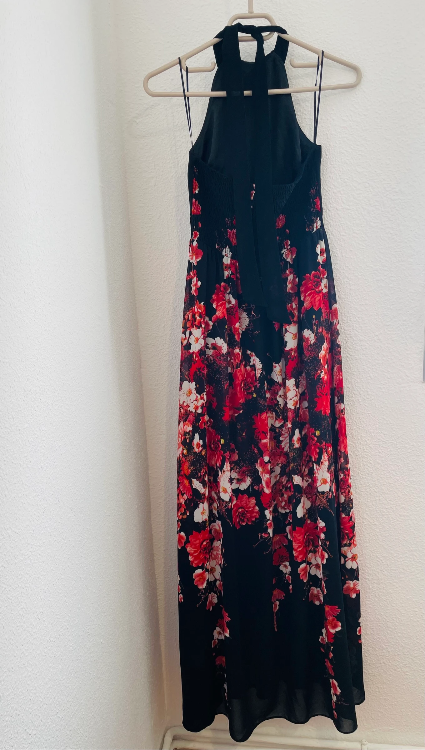 Vestido longo preto com flores vermelhas e decote atrás da pescoço da marca Jane Norman, tamanho PP, y2k, romântico – photo 3